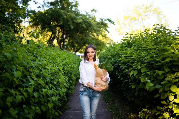 Schöne Mädchen Mit Einer Papiertüte Mit Lebensmitteln Hochwertiges Foto — Stockfoto