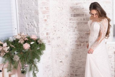 Tamamen büyümüş gelin, yapay bir şöminenin arka planında. Yüksek kalite fotoğraf