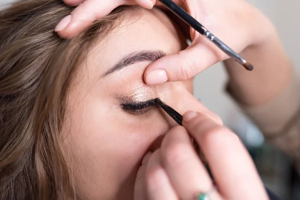 Μακιγιέρ Εφαρμόζει Eyeliner Στο Άνω Βλέφαρο Του Κοριτσιού Πινέλο Υψηλής — Φωτογραφία Αρχείου