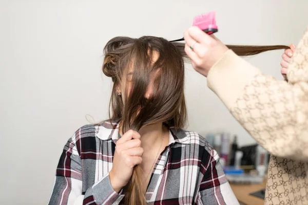 Stylist tut Mädchen Haar Dauerwelle — Stockfoto