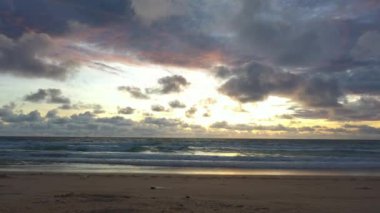 Phuket sahil denizi Tayland. Yaz günü kumsal deniz kum ve gökyüzü manzarası. Sahildeki deniz alanı. Mavi deniz, dalgalar sahile çarpıyor. Karon Sahili, Phuket, Tayland. 