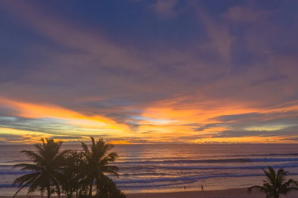 Las Nubes Colores Están Cambiando Color Cielo Atardecer Sobre Mar —  Fotos de Stock