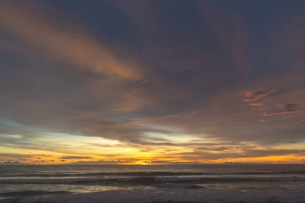 Nuvole Colorate Stanno Cambiando Colore Nel Cielo Tramonto Sopra Mare — Foto Stock