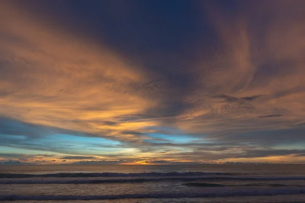 Die Bunten Wolken Verfärben Sich Himmel Bei Sonnenuntergang Über Dem — Stockfoto