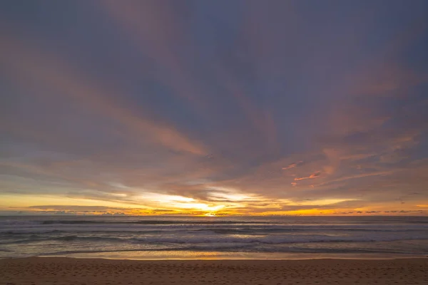 Nuvole Colorate Stanno Cambiando Colore Nel Cielo Tramonto Sopra Mare — Foto Stock