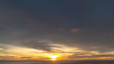 Phuket sahil denizi Tayland. Yaz günü kumsal deniz kum ve gökyüzü manzarası. Sahildeki deniz alanı. Mavi deniz, dalgalar sahile çarpıyor. Karon Sahili, Phuket, Tayland. 