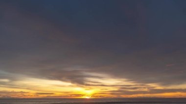 Phuket sahil denizi Tayland. Yaz günü kumsal deniz kum ve gökyüzü manzarası. Sahildeki deniz alanı. Mavi deniz, dalgalar sahile çarpıyor. Karon Sahili, Phuket, Tayland. 