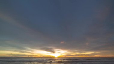 Phuket sahil denizi Tayland. Yaz günü kumsal deniz kum ve gökyüzü manzarası. Sahildeki deniz alanı. Mavi deniz, dalgalar sahile çarpıyor. Karon Sahili, Phuket, Tayland. 