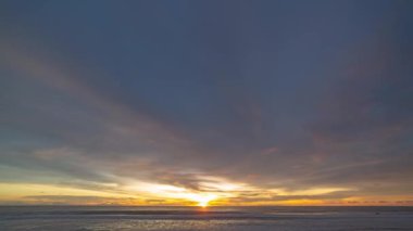 Phuket sahil denizi Tayland. Yaz günü kumsal deniz kum ve gökyüzü manzarası. Sahildeki deniz alanı. Mavi deniz, dalgalar sahile çarpıyor. Karon Sahili, Phuket, Tayland. 