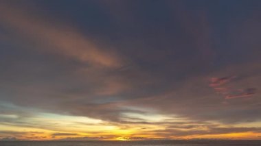 Phuket sahil denizi Tayland. Yaz günü kumsal deniz kum ve gökyüzü manzarası. Sahildeki deniz alanı. Mavi deniz, dalgalar sahile çarpıyor. Karon Sahili, Phuket, Tayland. 