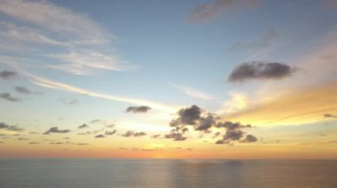 Hava manzaralı güzel bulutlar, günbatımı videosu 4K.Nature sırasında gökyüzünde yavaşça hareket ediyor. Renkli romantik gökyüzü günbatımının yüksek kaliteli bir sahnesi..