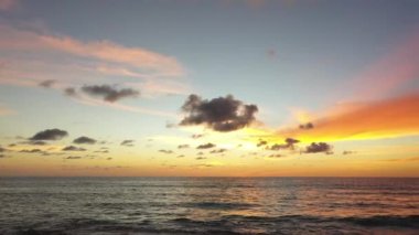 Hava manzaralı güzel bulutlar, günbatımı videosu 4K.Nature sırasında gökyüzünde yavaşça hareket ediyor. Renkli romantik gökyüzü günbatımının yüksek kaliteli bir sahnesi..
