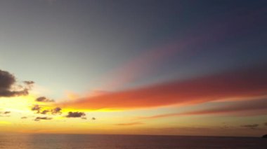 Hava manzaralı güzel bulutlar, günbatımı videosu 4K.Nature sırasında gökyüzünde yavaşça hareket ediyor. Renkli romantik gökyüzü günbatımının yüksek kaliteli bir sahnesi..