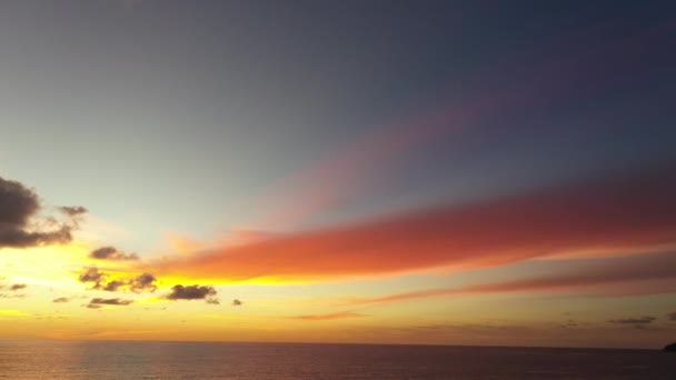 Повітряний Вид Красиві Хмари Повільно Рухаються Небі Під Час Заходу — стокове відео