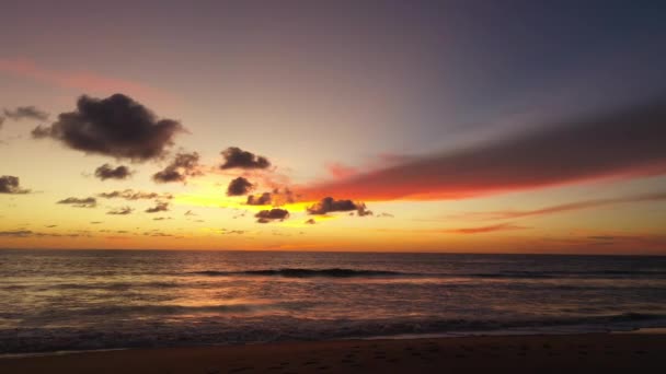 Luftaufnahme Schöne Wolken Bewegen Sich Langsam Himmel Während Des Sonnenuntergangs — Stockvideo