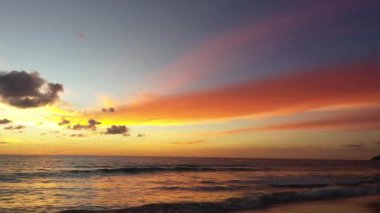 Hava manzaralı güzel bulutlar, günbatımı videosu 4K.Nature sırasında gökyüzünde yavaşça hareket ediyor. Renkli romantik gökyüzü günbatımının yüksek kaliteli bir sahnesi..