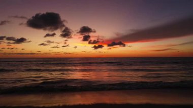 Hava manzaralı güzel bulutlar, günbatımı videosu 4K.Nature sırasında gökyüzünde yavaşça hareket ediyor. Renkli romantik gökyüzü günbatımının yüksek kaliteli bir sahnesi..