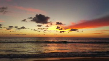 Hava manzaralı güzel bulutlar, günbatımı videosu 4K.Nature sırasında gökyüzünde yavaşça hareket ediyor. Renkli romantik gökyüzü günbatımının yüksek kaliteli bir sahnesi..