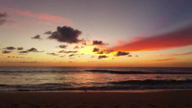Hava manzaralı güzel bulutlar, günbatımı videosu 4K.Nature sırasında gökyüzünde yavaşça hareket ediyor. Renkli romantik gökyüzü günbatımının yüksek kaliteli bir sahnesi..
