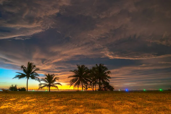 Paisaje Puesta Sol Sobre Cocoteros Durante Colorido — Foto de Stock