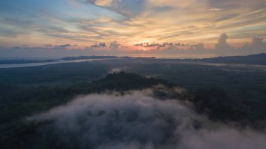 Tropikal yağmur ormanlarında dağın tepesindeki hava manzaralı gün doğumu sisi