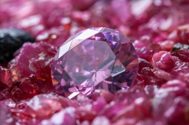 Ametist elmasları işlenmemiş yakut değerli taş yığınına yerleştirilmiş.