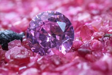 Ametist elmasları işlenmemiş yakut değerli taş yığınına yerleştirilmiş.