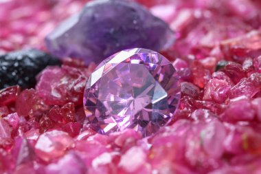 Ametist elmasları işlenmemiş yakut değerli taş yığınına yerleştirilmiş.