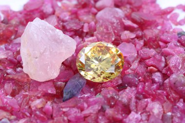 Saf yakut değerli taş yığınının üzerine yerleştirilmiş sarı safir elması.