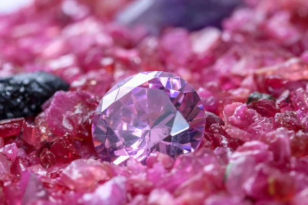 Diamantes Ametista Colocado Uma Pilha Pedra Preciosa Rubi Bruto — Fotografia de Stock