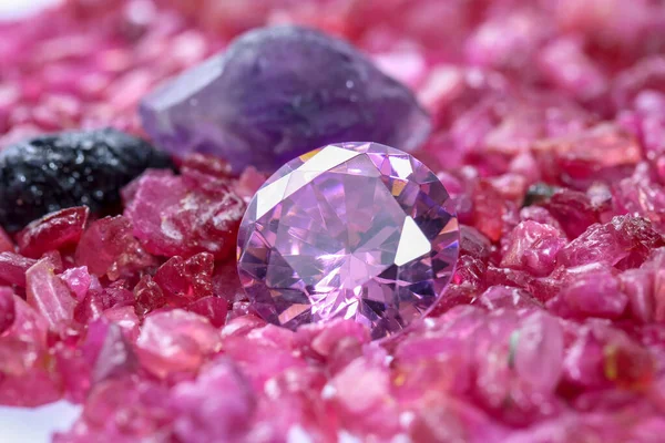 Amethyst Diamanten Auf Einem Haufen Roher Rubin Rohsteine — Stockfoto