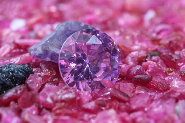 Diamantes Ametista Colocado Uma Pilha Pedra Preciosa Rubi Bruto — Fotografia de Stock