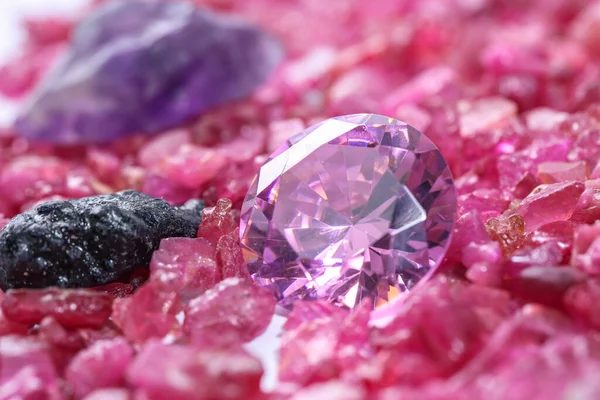 Diamantes Ametista Colocado Uma Pilha Pedra Preciosa Rubi Bruto — Fotografia de Stock