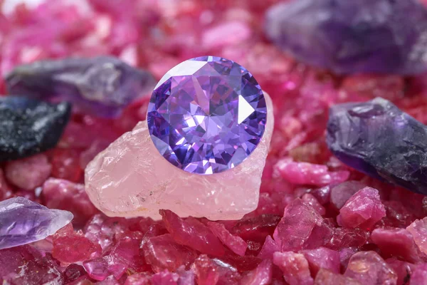 ルビーの原石の山の上に配置されたアメジストダイヤモンド — ストック写真