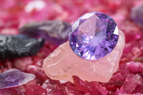 Ametystové Diamanty Hromadě Surového Rubínového Kamene — Stock fotografie