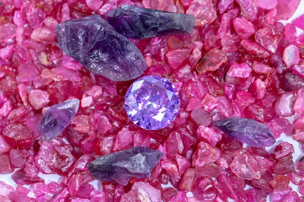 Berlian Batu Ametis Ditempatkan Atas Tumpukan Batu Permata Kasar Mentah — Stok Foto