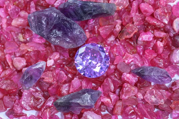 Diamantes Ametista Colocado Uma Pilha Pedra Preciosa Rubi Bruto — Fotografia de Stock