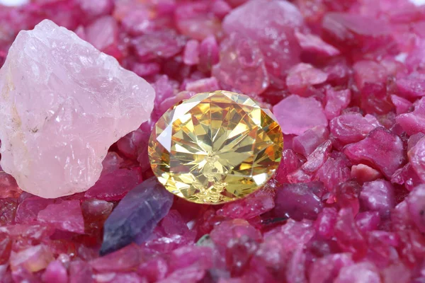 ルビーの原石の山の上に置かれたイエローサファイアダイヤモンド — ストック写真