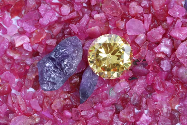 ルビーの原石の山の上に置かれたイエローサファイアダイヤモンド — ストック写真