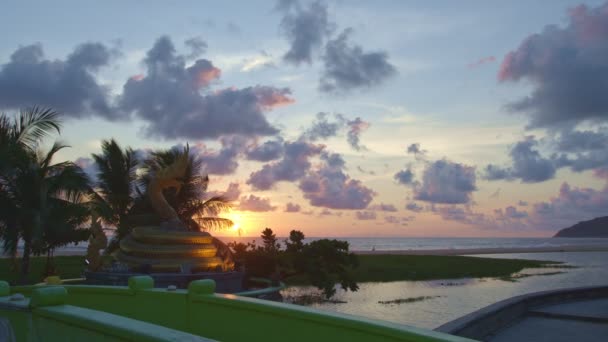 Matahari Terbenam Depan Patung Naga Pantai Karon Phuket — Stok Video