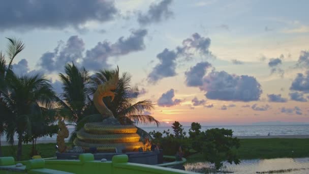 Karon Plajı Ndaki Naga Heykelinin Önünde Gün Batımı Phuket — Stok video