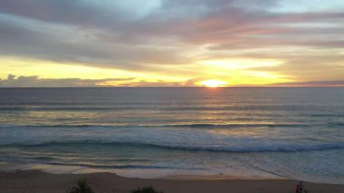 Karon sahilinin üzerindeki hava manzaralı güzel gün batımı.