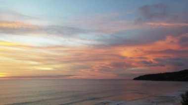 Karon sahilinde hava manzaralı güzel gün batımı