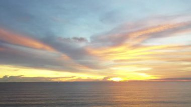 Hava manzarası Denizin üstünde güzel gün batımı