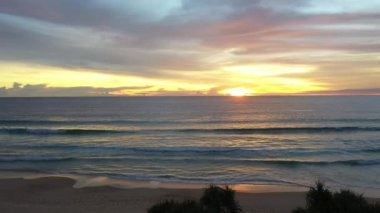 Sakin sahilde hava manzarası güzel gün batımı