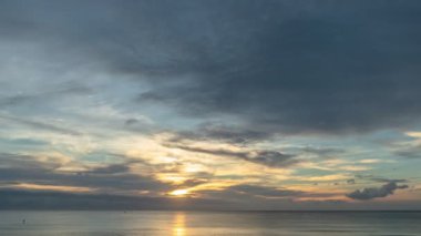 Karon sahilinde gün batımı manzarası