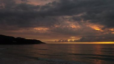 Alacakaranlıktaki Kata plajında hava manzarası