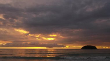 Hava manzarası deniz üzerinde baş döndürücü bir gün batımı