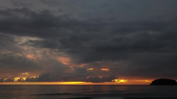 Vista Aérea Luz Amarilla Nube Oscura Atardecer — Vídeos de Stock