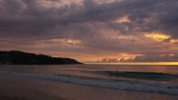 Hladké Vlny Pláži Kata Phuket Při Západu Slunce — Stock video